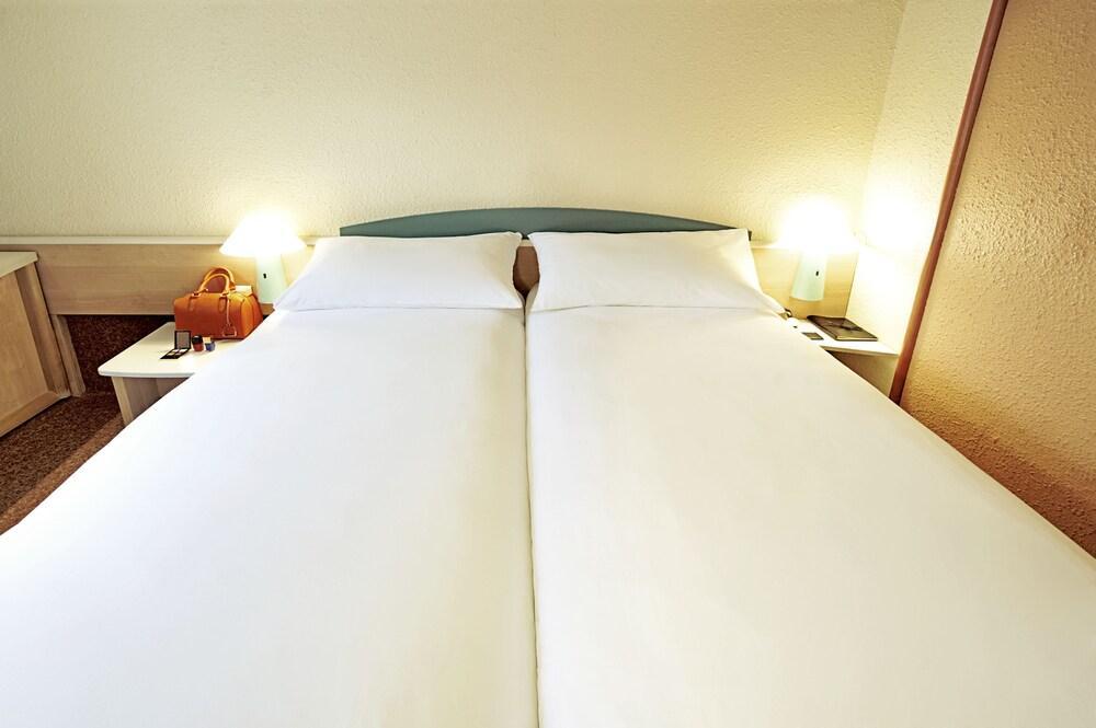 Hotel ibis Braganca Bagian luar foto