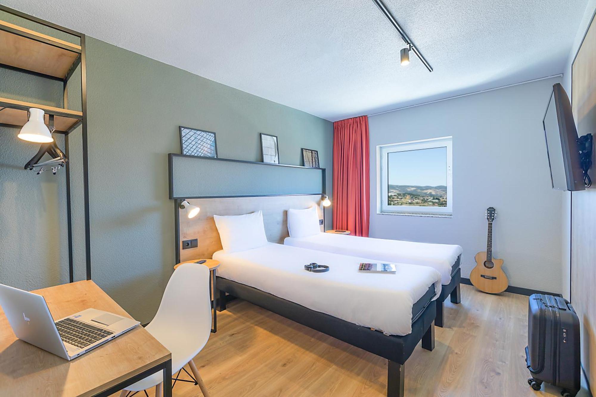 Hotel ibis Braganca Bagian luar foto