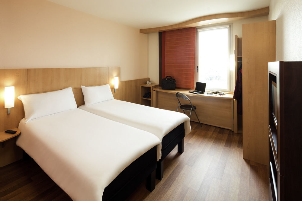 Hotel ibis Braganca Bagian luar foto